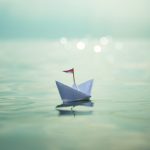 Papierboot auf Wasser