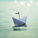 Papierboot auf Wasser